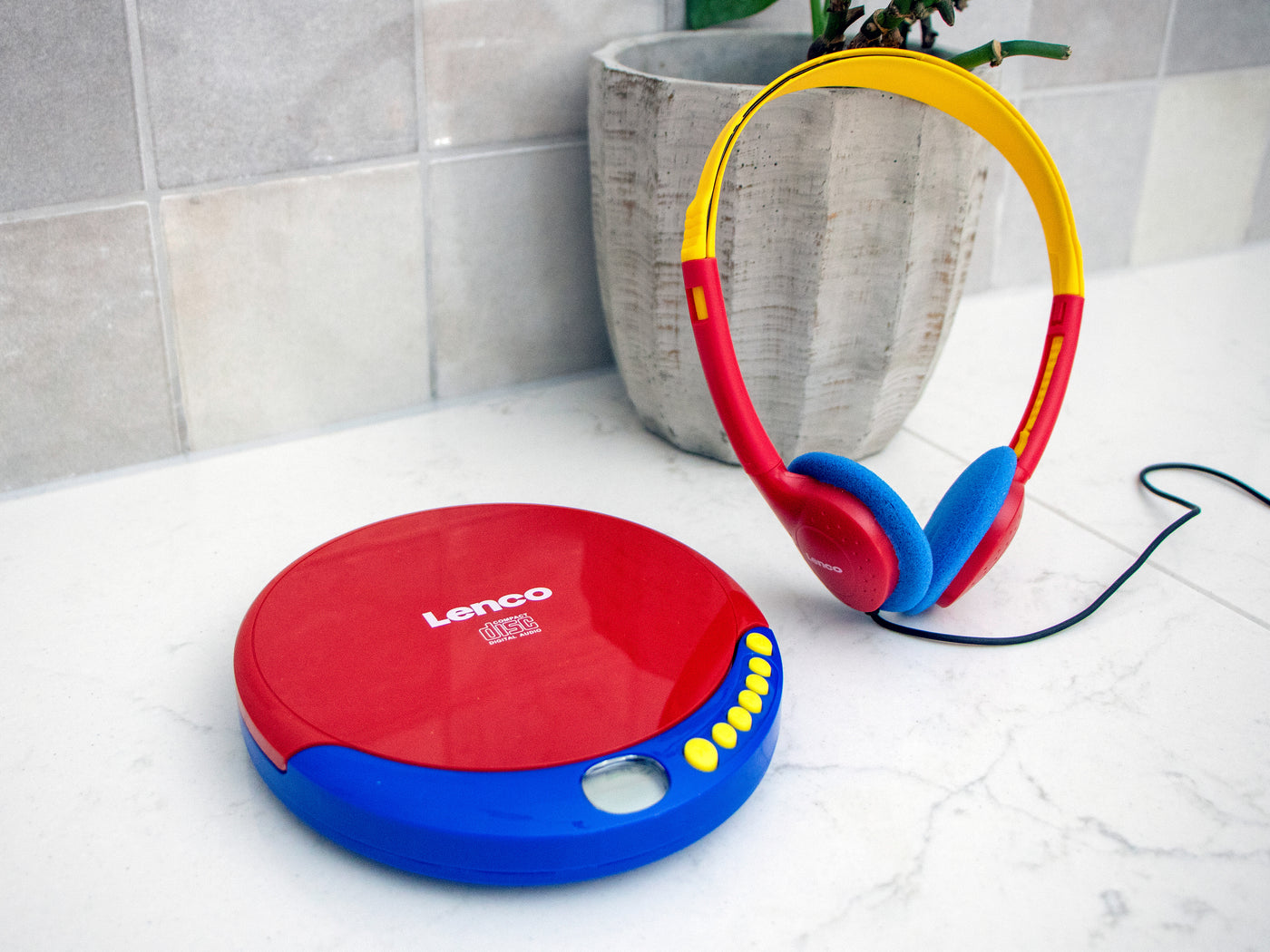 LENCO CD-021KIDS - Portable CD player for children with kids headphones, rechargeable batteries, and built-in sound limiter - Multicoloured