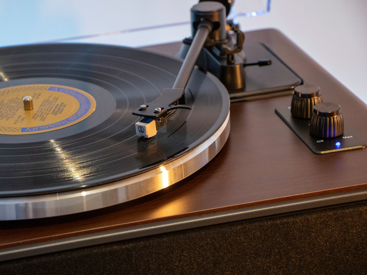 LENCO LS-470WA - Record Player with built-in speakers and Bluetooth® - Walnut