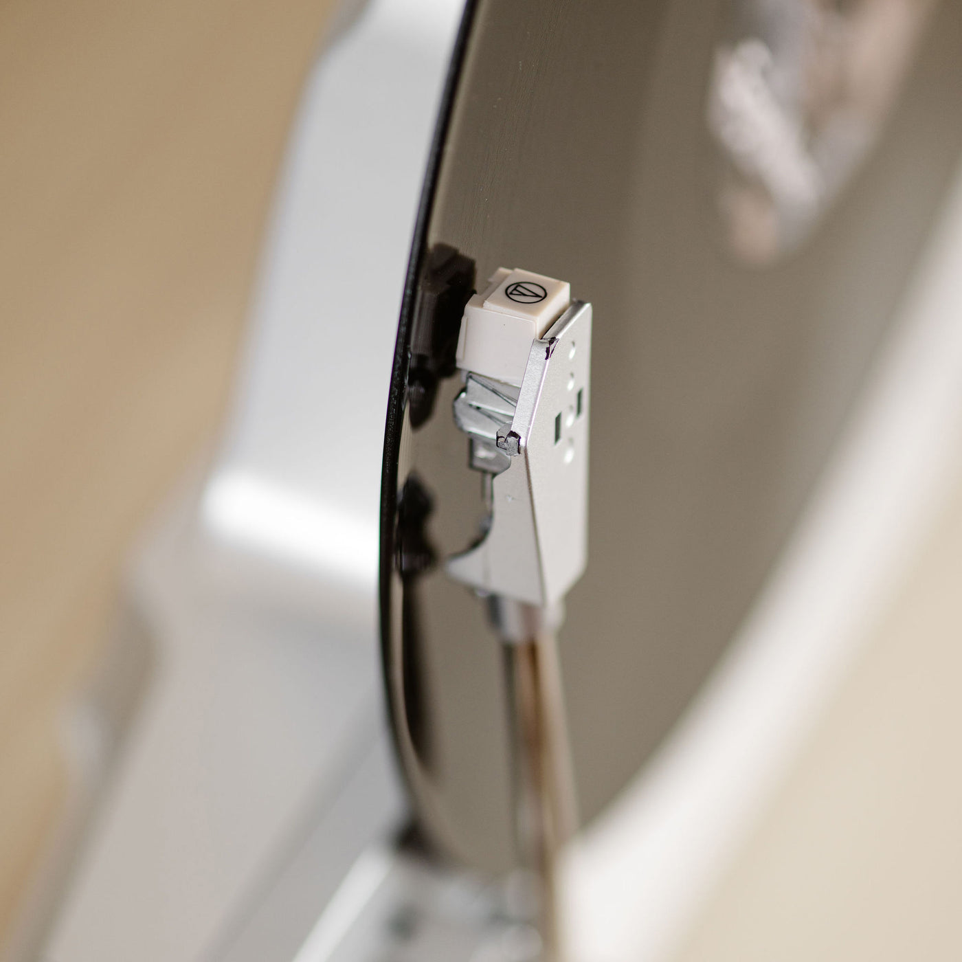 LENCO LSA-071SI - Volautomatische verticale platenspeler met ingebouwde luidsprekers en Bluetooth® - Zilver