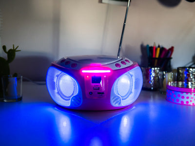 LENCO SCD-650PK - Draagbare FM Radio CD/MP3/USB speler microfoon en licht effecten - Roze