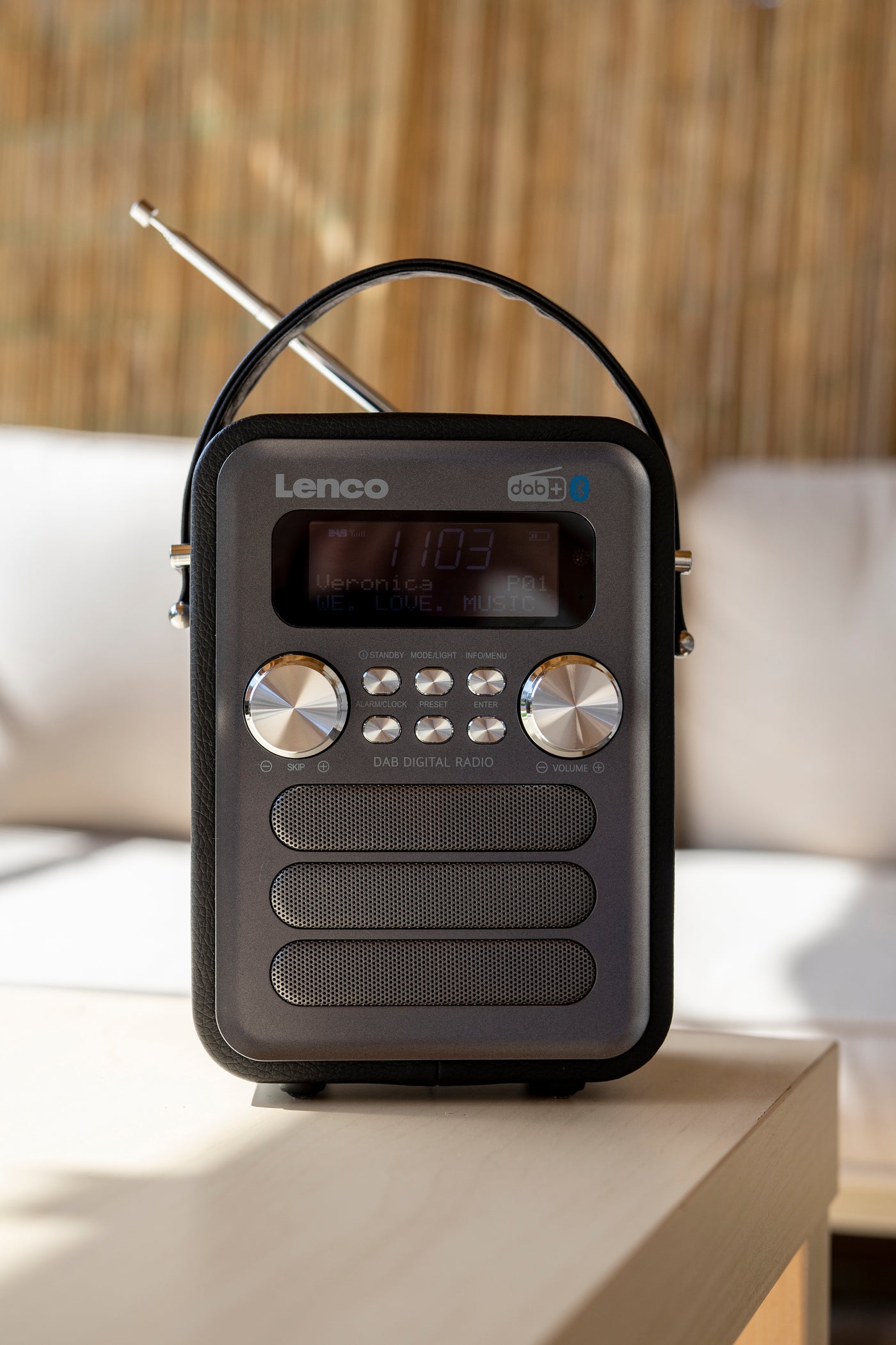 LENCO PDR-051BKSI - Draagbare DAB+ FM Radio met Bluetooth® en AUX-ingang, oplaadbare batterij - Zwart