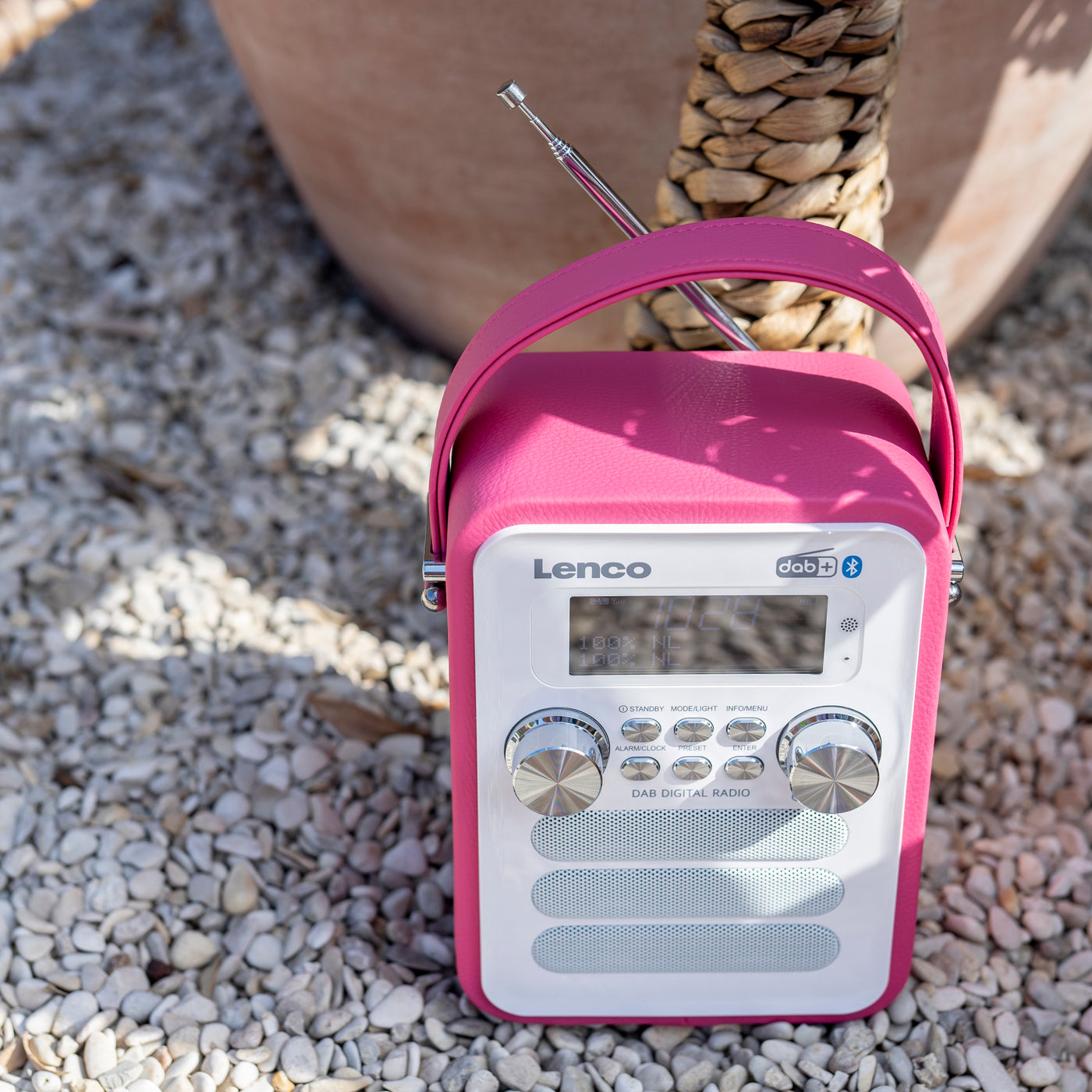 LENCO PDR-051PKWH - Draagbare DAB+ FM Radio met Bluetooth® en AUX-ingang, oplaadbare batterij - Roze